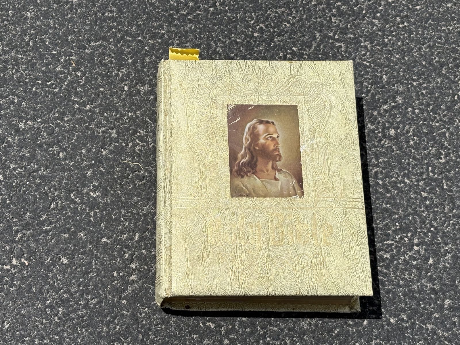 Beautiful Large vintage 1971 Hertel Holy Bible Ling James Version