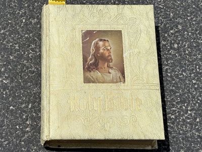 Beautiful Large vintage 1971 Hertel Holy Bible Ling James Version