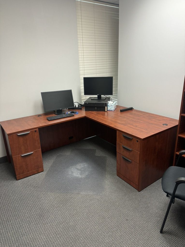 Office Corner Desk (Great Condition)