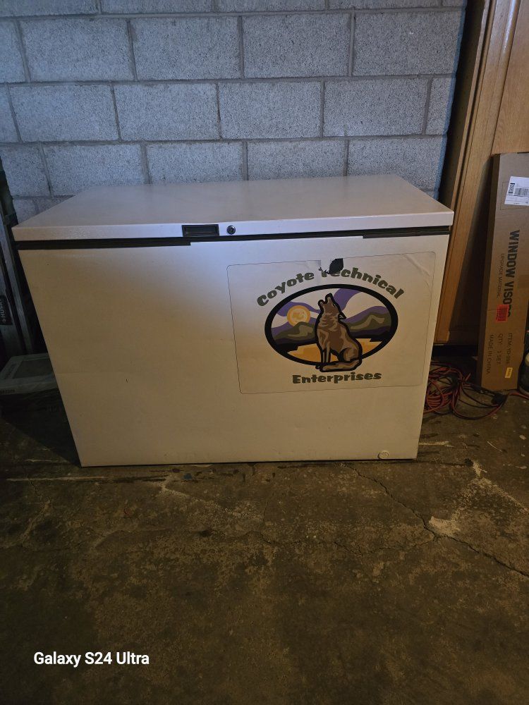 White Chest Freezer- Good Condition 4ft long 3 feet wide