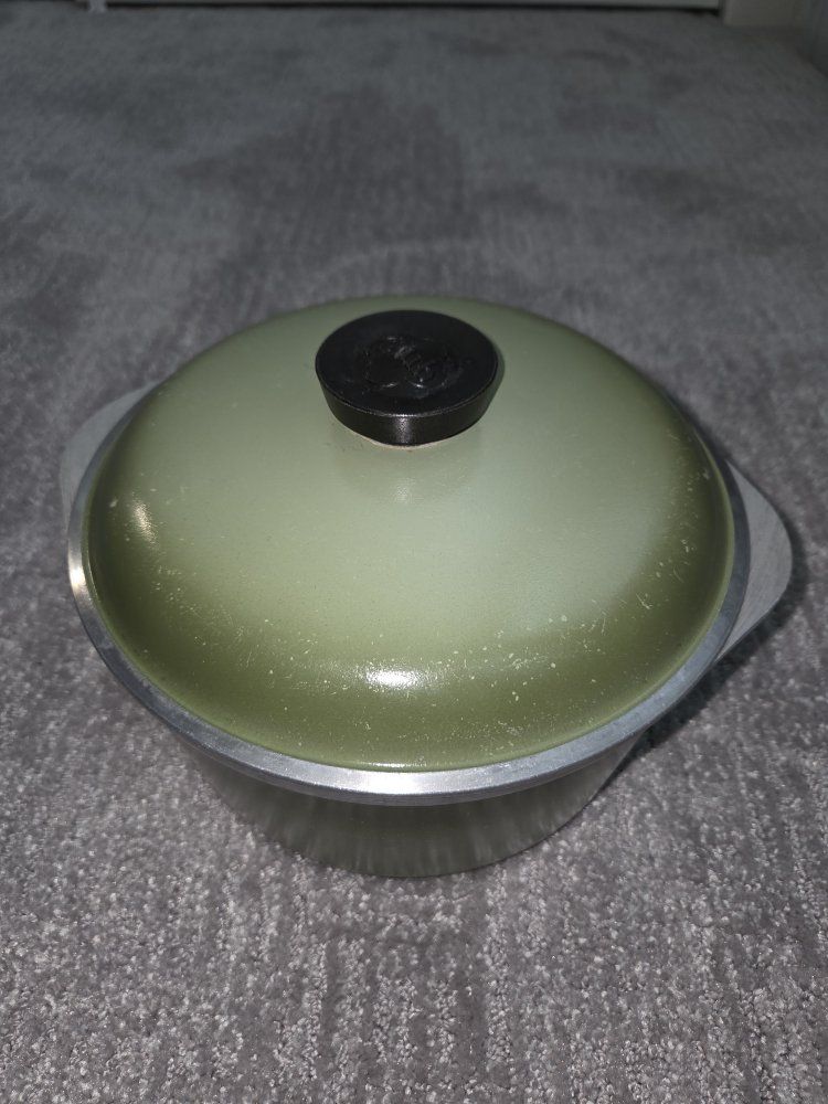 Vintage Club Aluminum Dutch Oven Pot with Avocado Green Lid