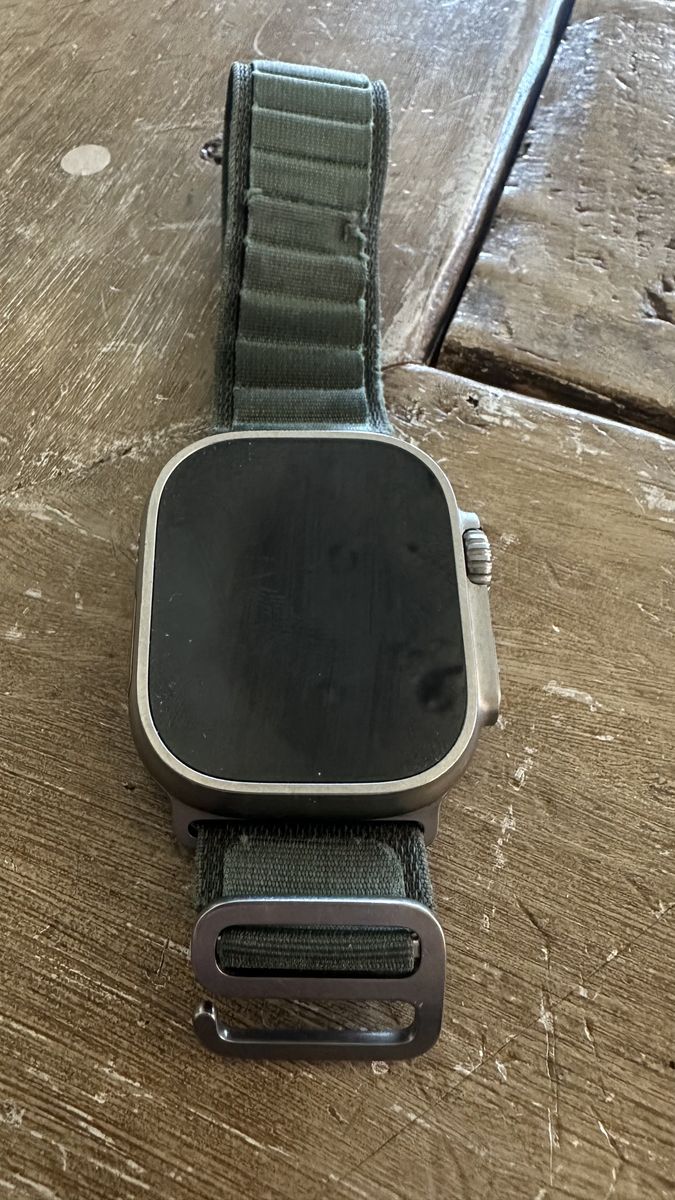 Apple Watch Ultra 49mm Titanium + Extra Band & Charger