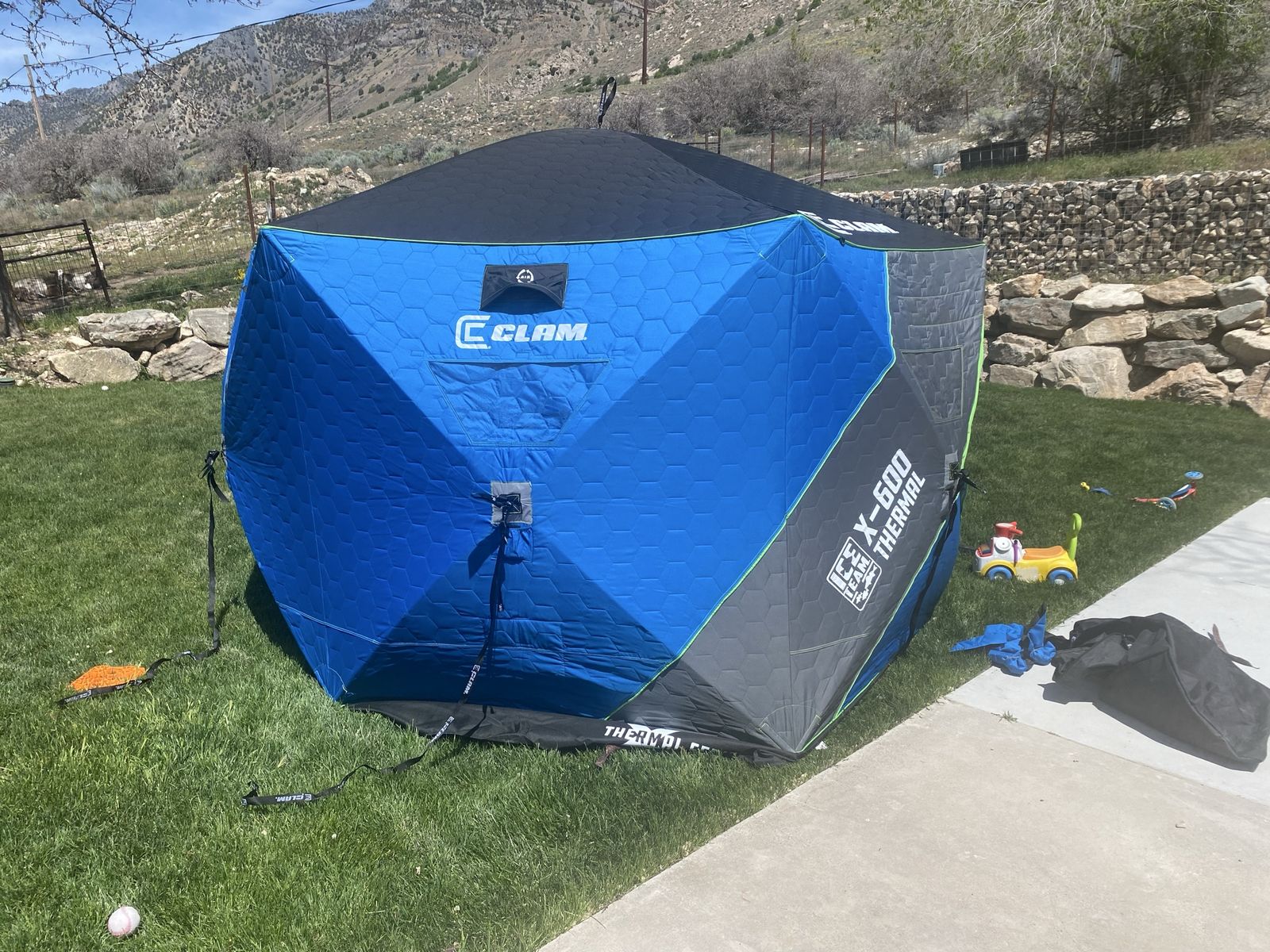 NEW insulated clam ice fishing tent