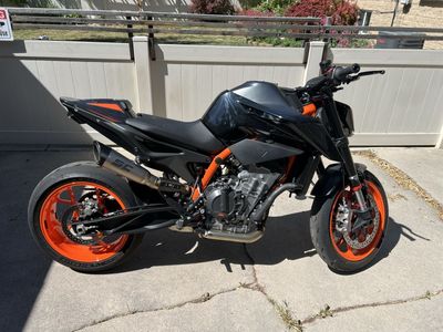 KTM 890 Duke R Motorcycle 750 miles. Like new!