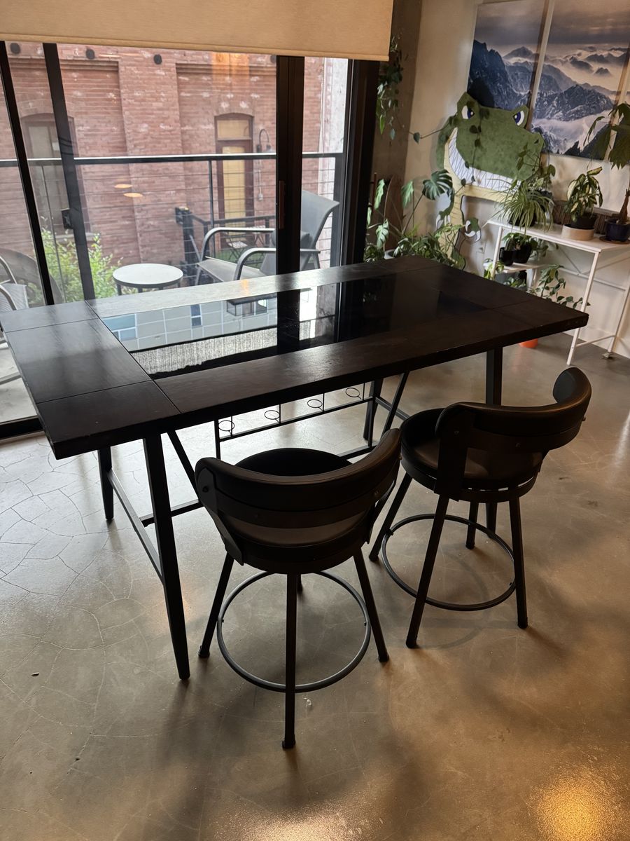 Table with 4 Swivel stools