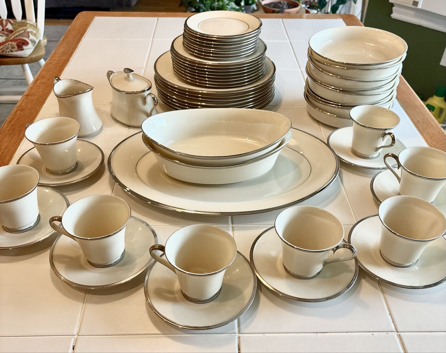 Lenox Solitaire China Dinnerware Set - Service for 8 with Serving Trays