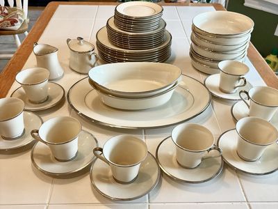 Lenox Solitaire China Dinnerware Set - Service for 8 with Serving Trays