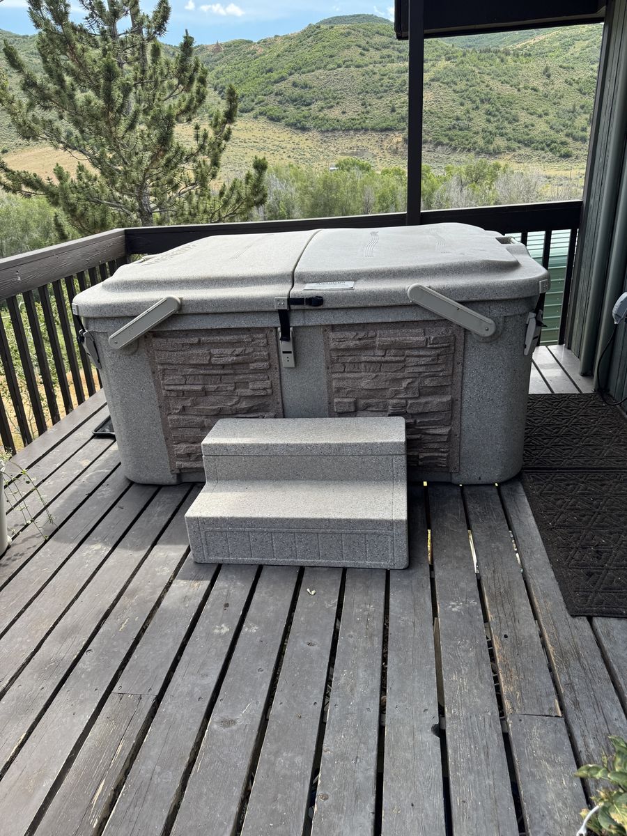 EcoSpa 3-Person Hot Tub – 240V – Excellent Condition