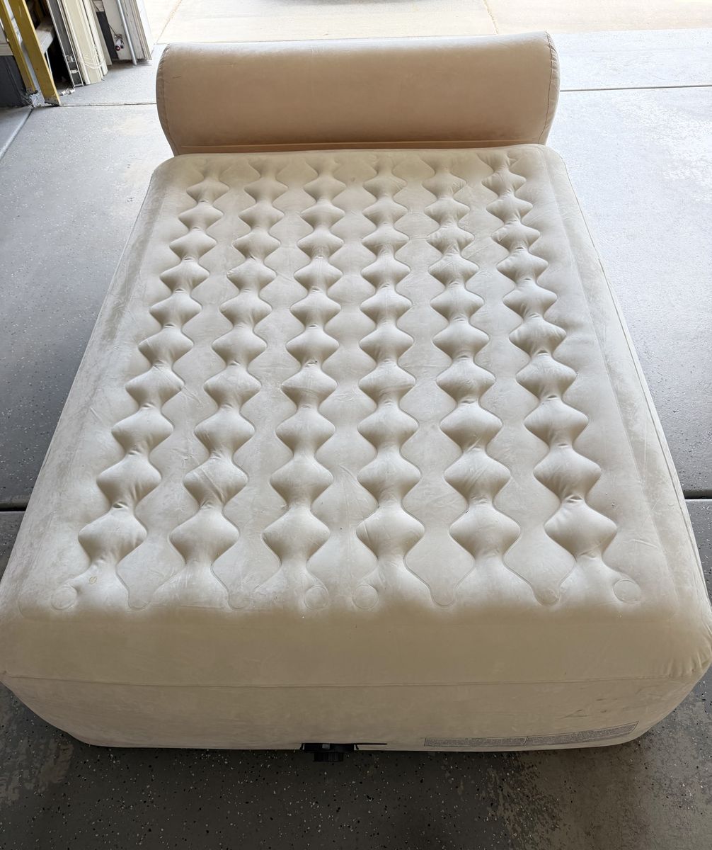 SELLING INFLATABLE MATTRESSES IN VERY GOD CONDITIONS.
