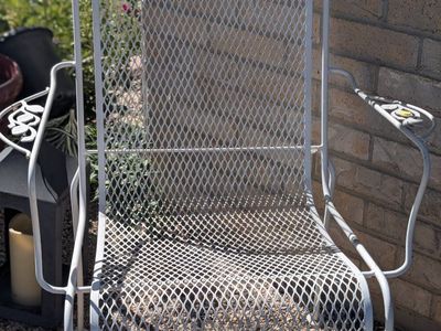 vintage chair excellent condition located in Roy