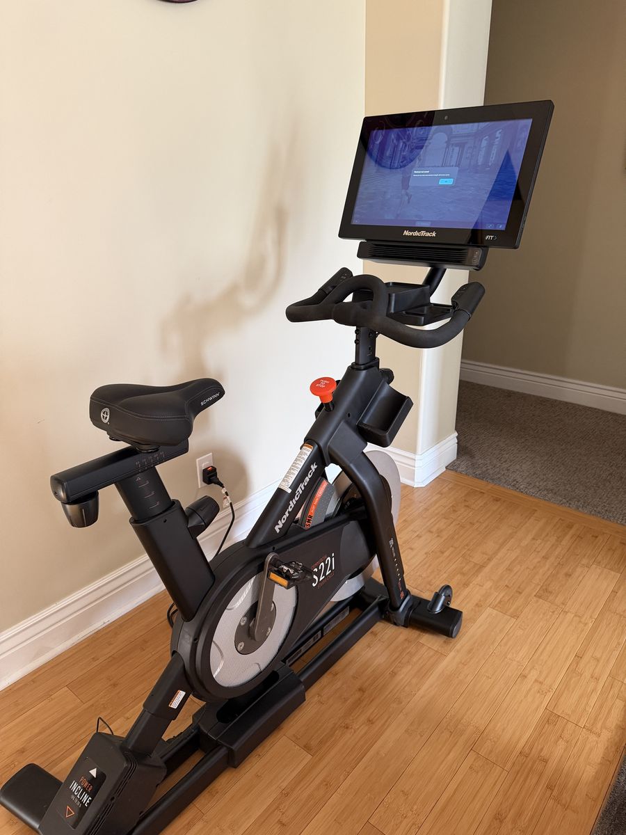 NordicTrack Commercial S22i Studio Cycle - Excellent Condition, 22" Touchscreen, Auto Incline/Decline