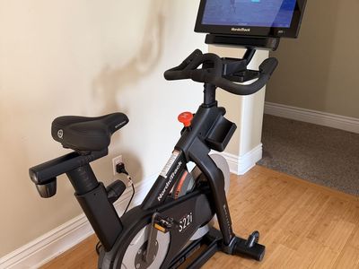 NordicTrack Commercial S22i Studio Cycle - Excellent Condition, 22" Touchscreen, Auto Incline/Decline
