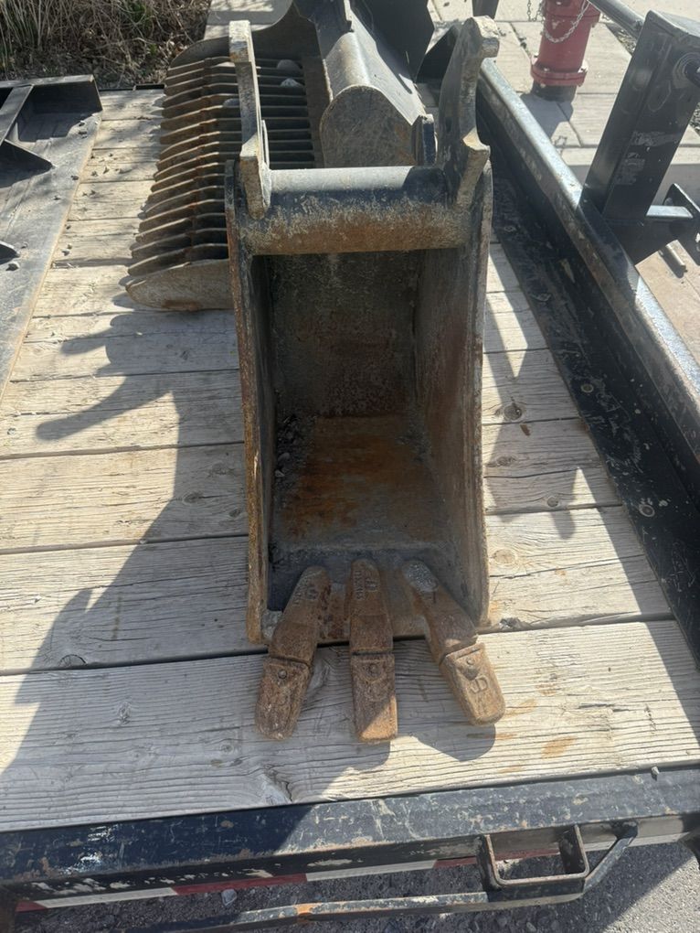 12 John Deere Mini X Bucket