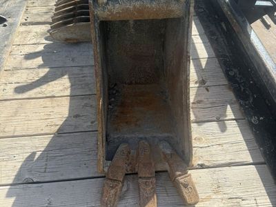 12 John Deere Mini X Bucket