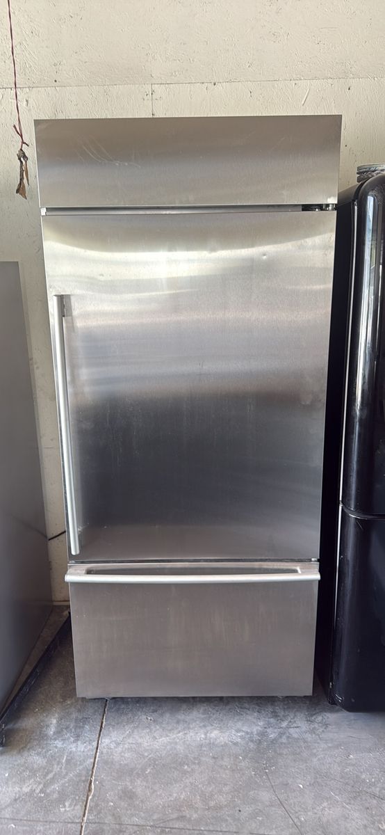 Thermador Stainless Steel Built-In Bottom Freezer Refrigerator with French Doors, Ice Maker