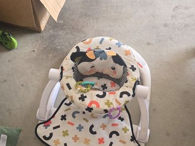 Fisher-Price Sit-Me-Up Floor Seat with Geometric Pattern and Toys
