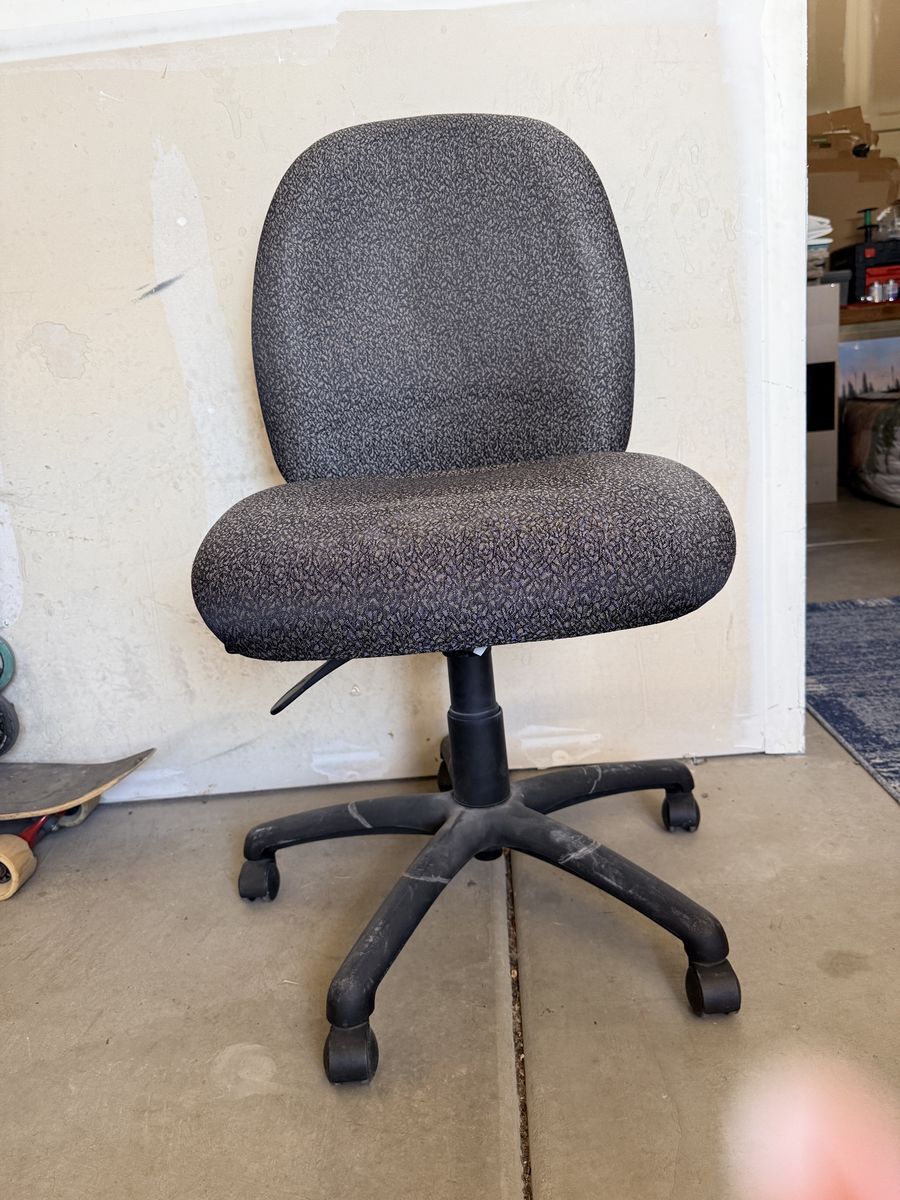 Black Fabric Office Chair with Adjustable Height and Swivel Casters