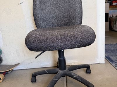 Black Fabric Office Chair with Adjustable Height and Swivel Casters