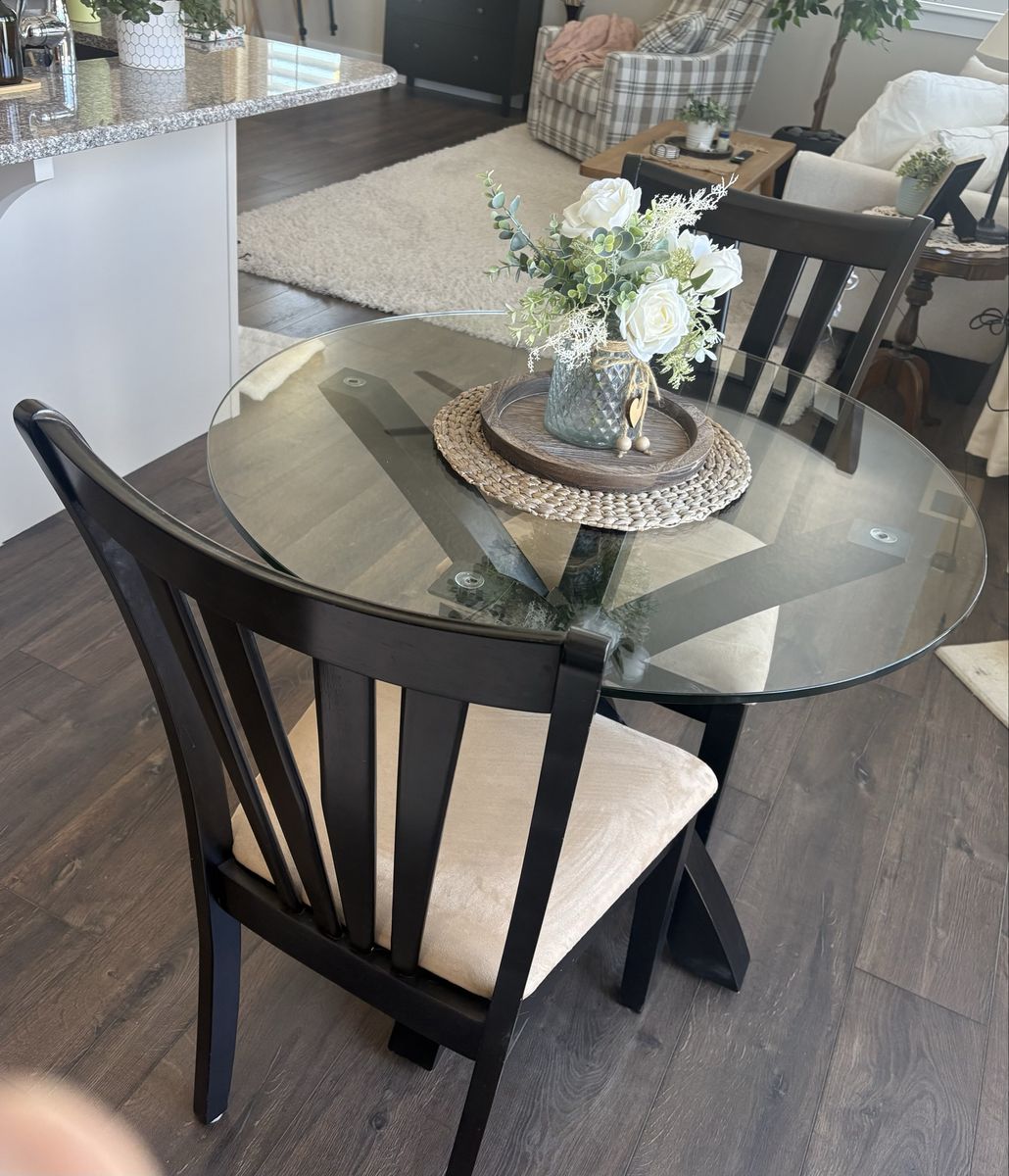 Dining Table / 4 Chairs