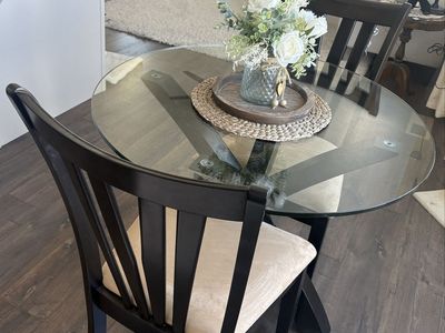 Dining Table / 4 Chairs