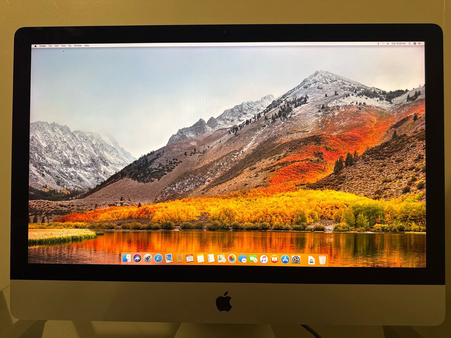 Apple iMac Retina 5K, 27-inch, Late 2015 in good working condition.