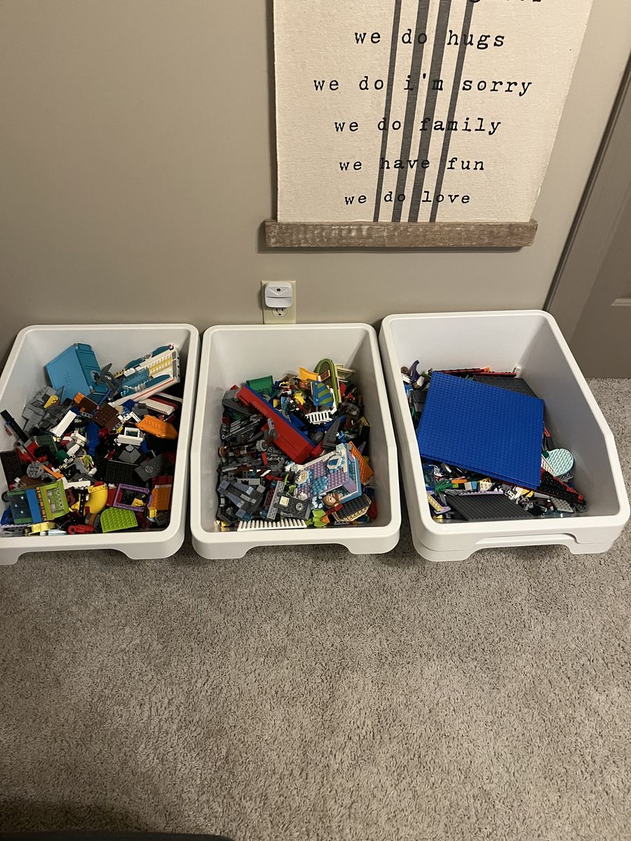 40 lbs of loose Lego pieces