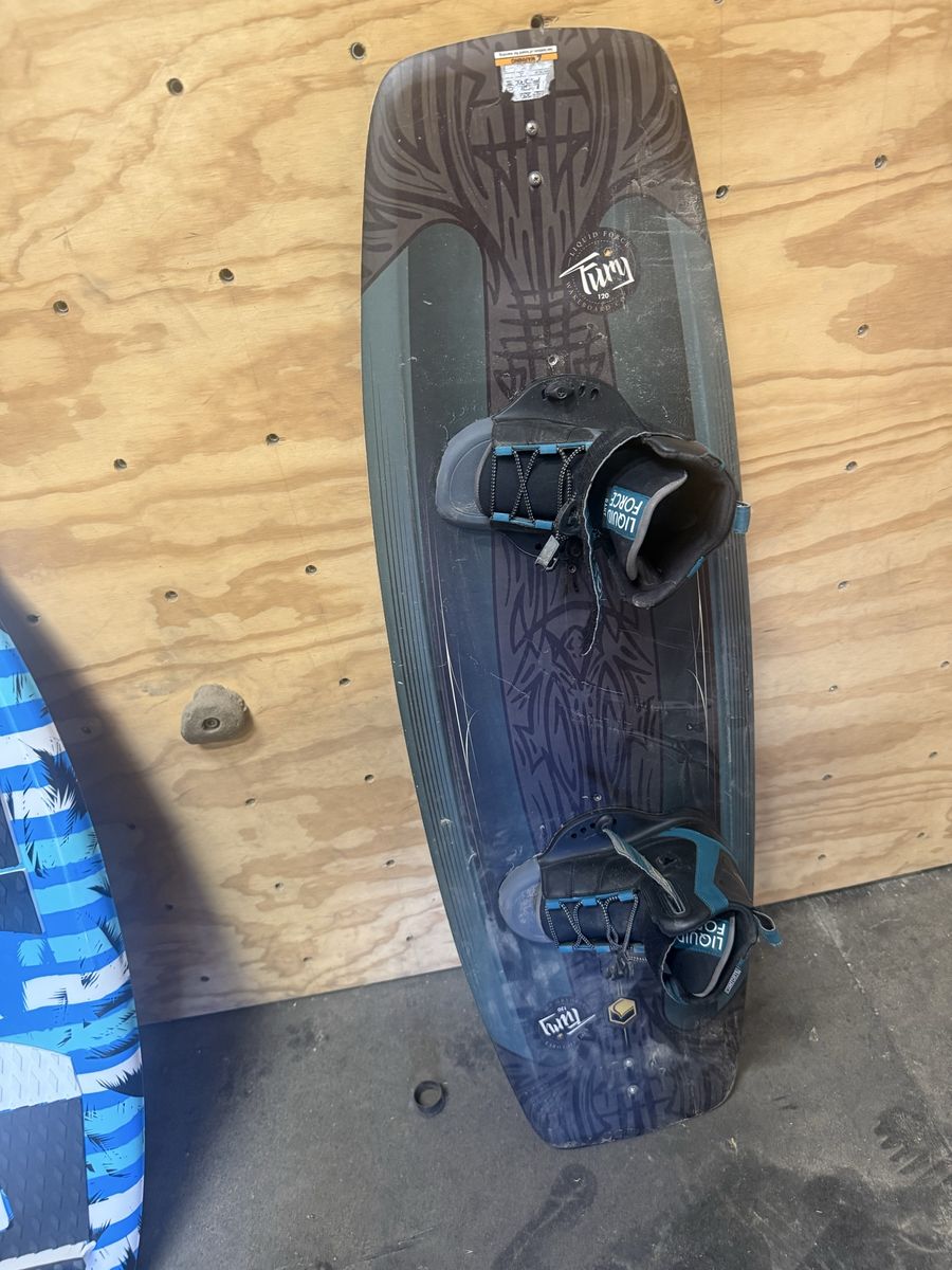 Liquid Force Fury 120 Wakeboard with Liquid Force Bindings