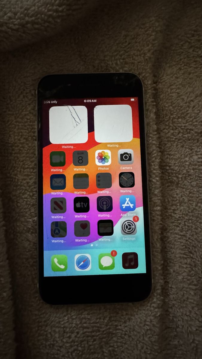 Apple iPhone SE (2nd Gen) 64GB - Cracked Screen & Back, 78% Battery Health, iOS 17.0.1