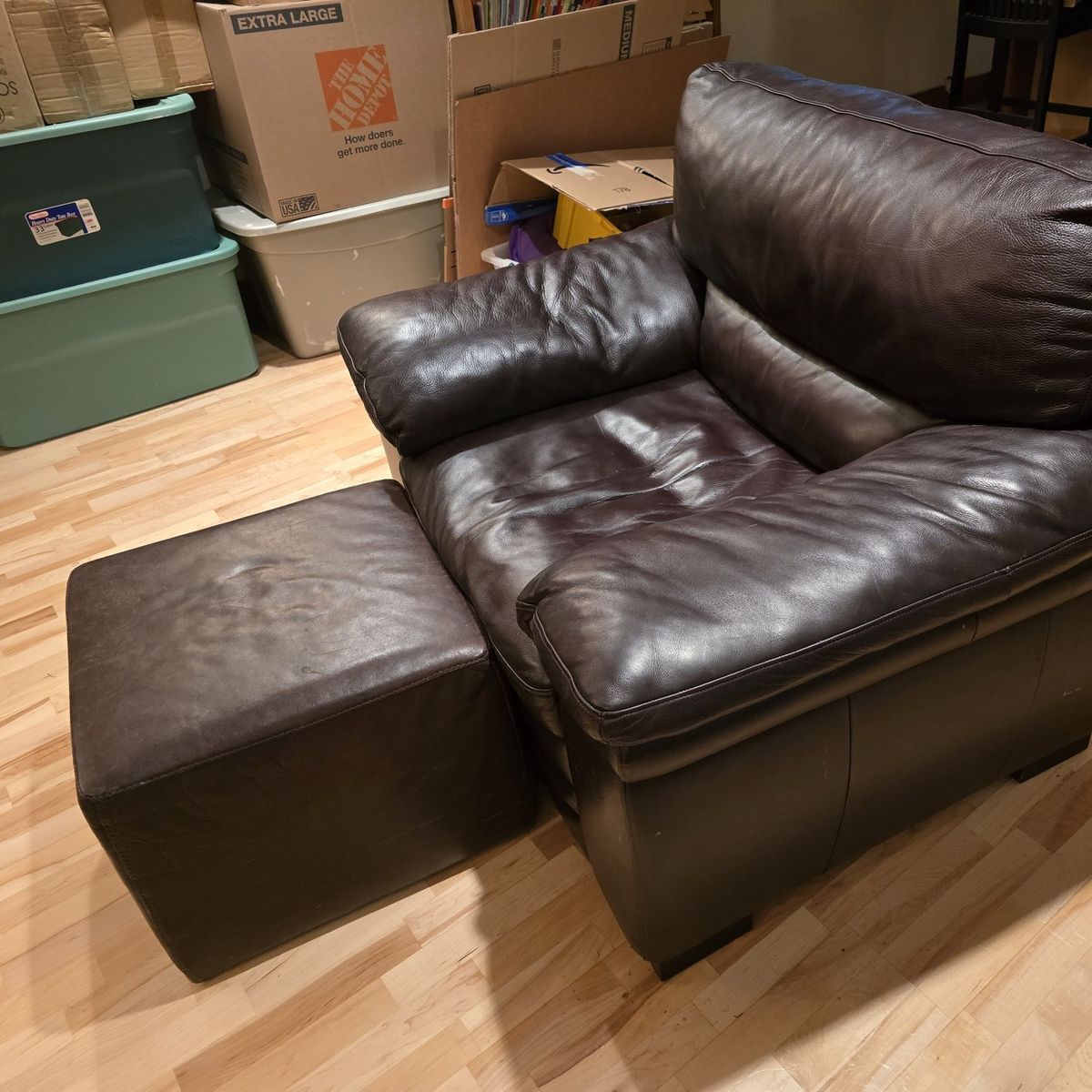 🪑 Leather Armchair with Ottoman