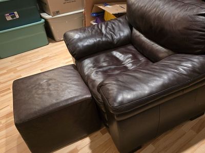 🪑 Leather Armchair with Ottoman