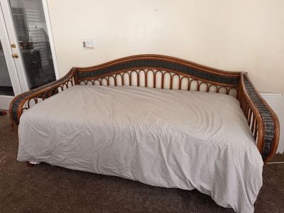 Wicker daybed with trundle