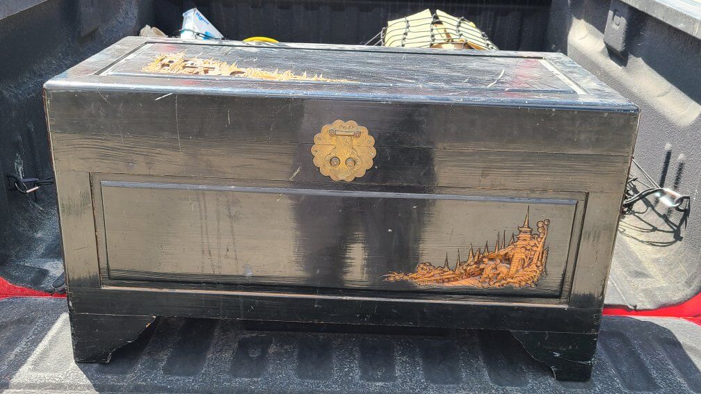 antique Chinese chest / drunk hand carved