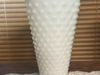 Anchor hocking white milk glass vase vintage hobnail