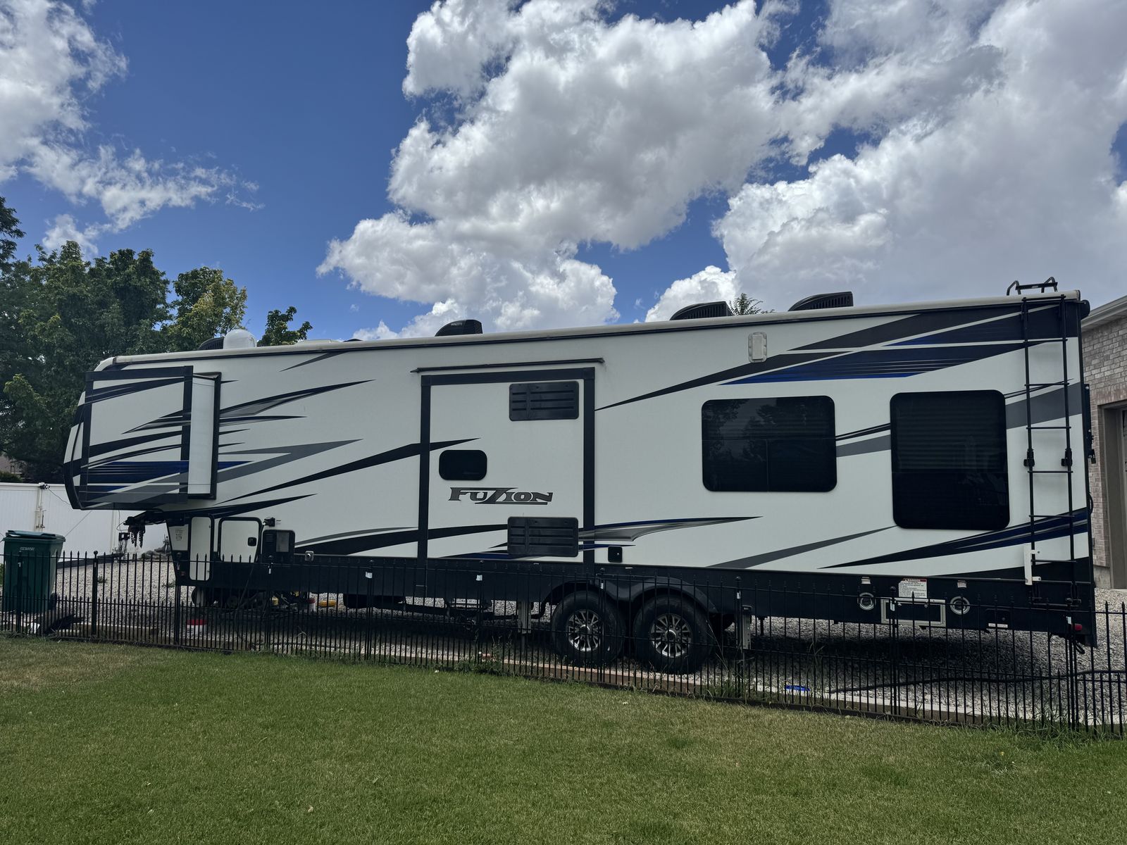 2019 fuzion 39’