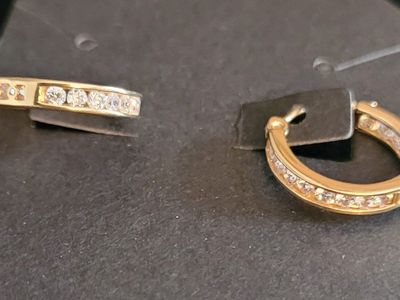 Vintage 14k gold/Cubic zirconium
Huggie earrings