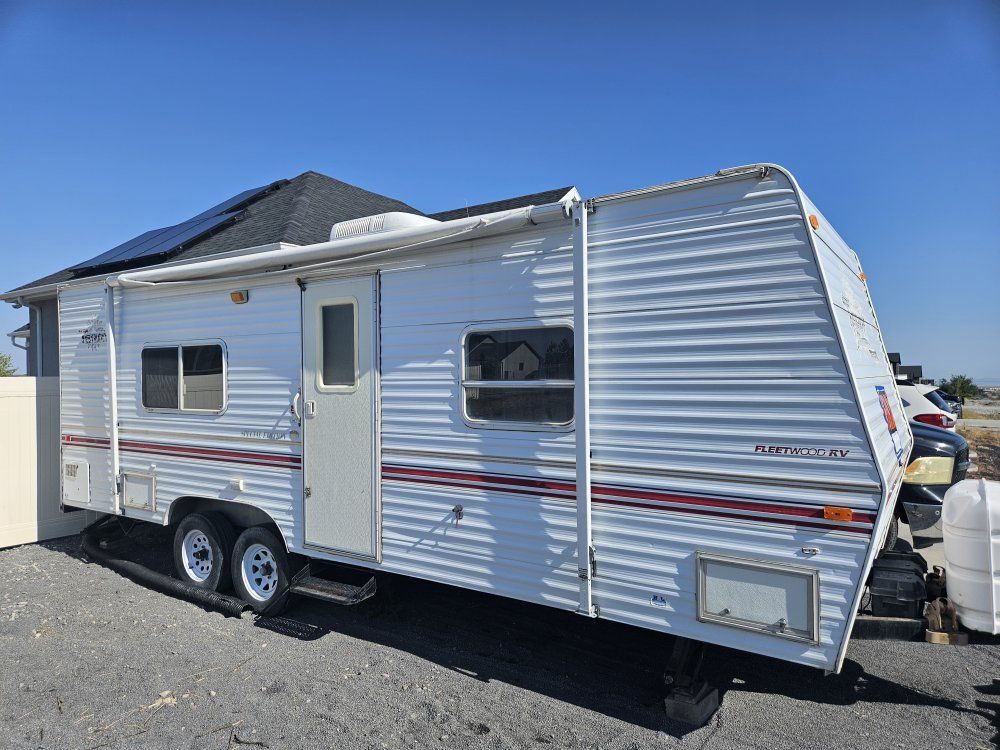 2000 Fleetwood RV Bumper Pull Travel Trailer - 24ft - Good Condition, Sleeps 4-5...maybe 6 if littles, AC, Awnings.