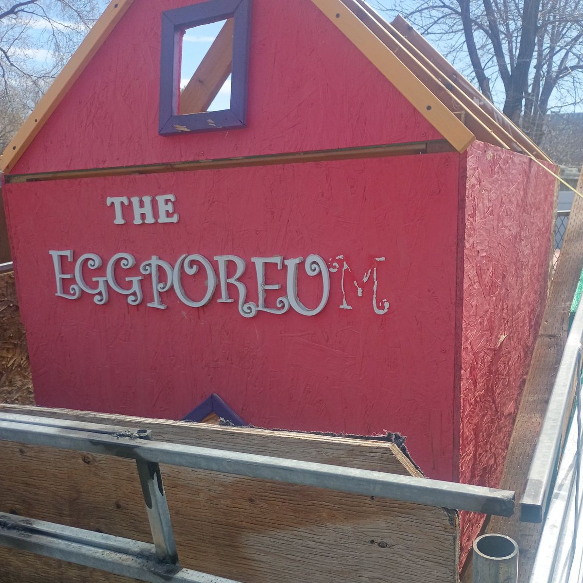 For sale chicken coop "THE EGGPOREUM"