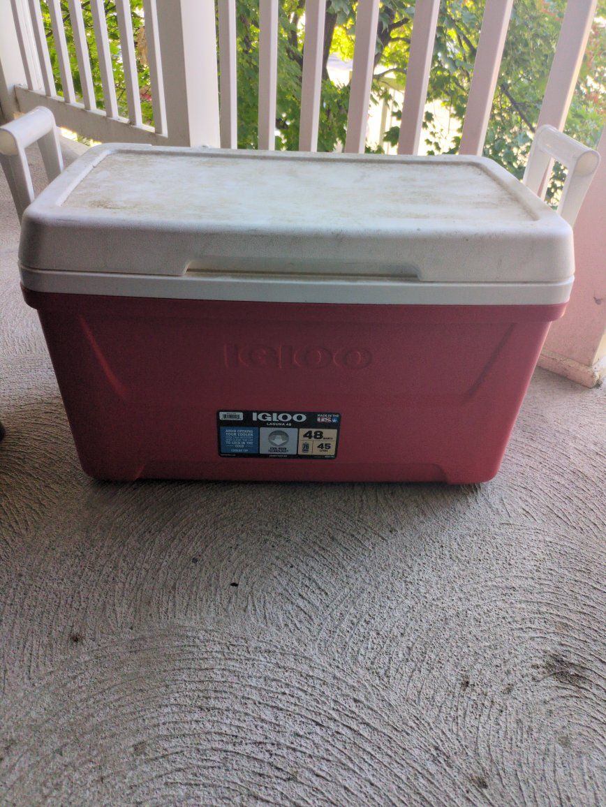 Igloo Laguna 48 Quart Red and White Ice Chest Cooler