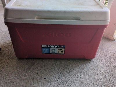 Igloo Laguna 48 Quart Red and White Ice Chest Cooler