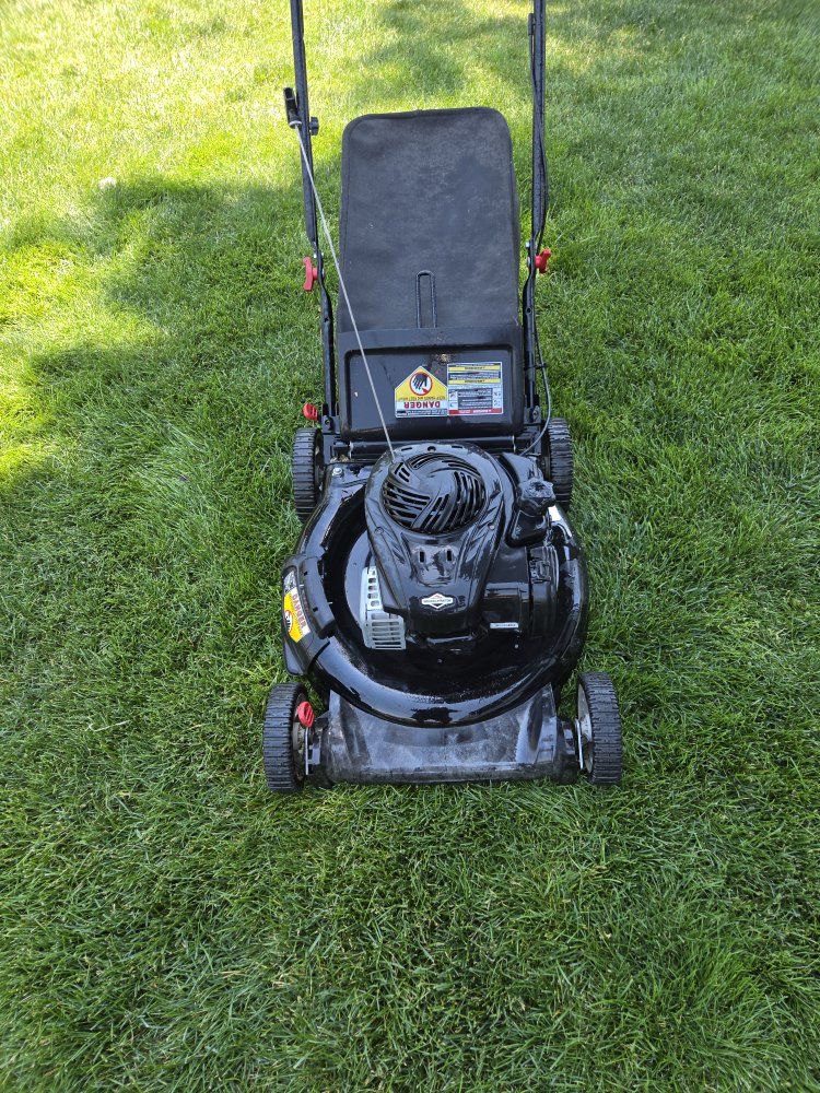 Murry with a Briggs & Stratton Motor  Push Lawn Mower with Grass Catcher - Used, Good Condition