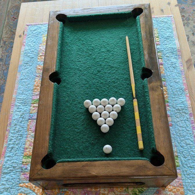 Mini tabletop pool table