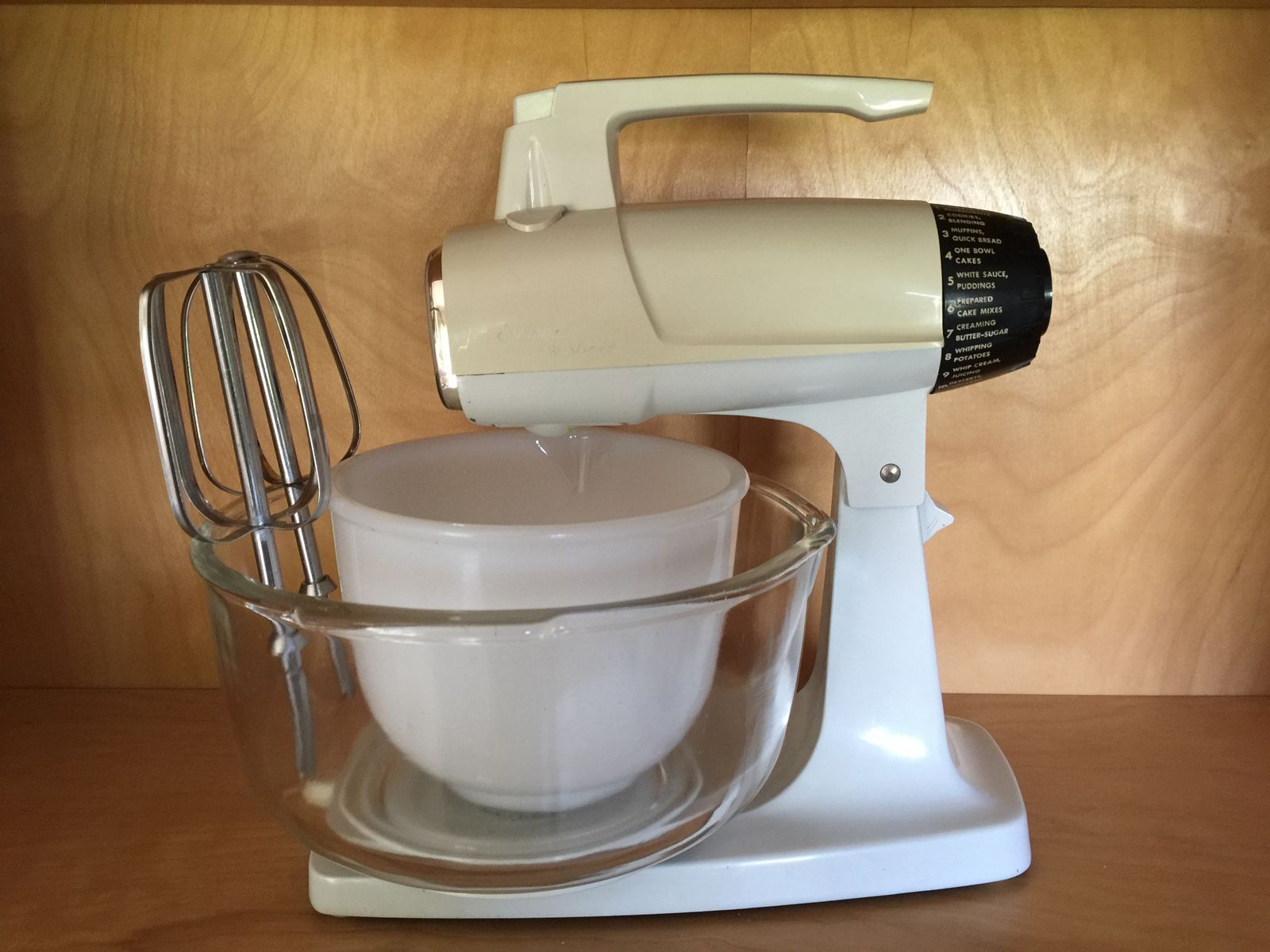 Sunbeam Mixmaster with Mixing Bowls & Beaters