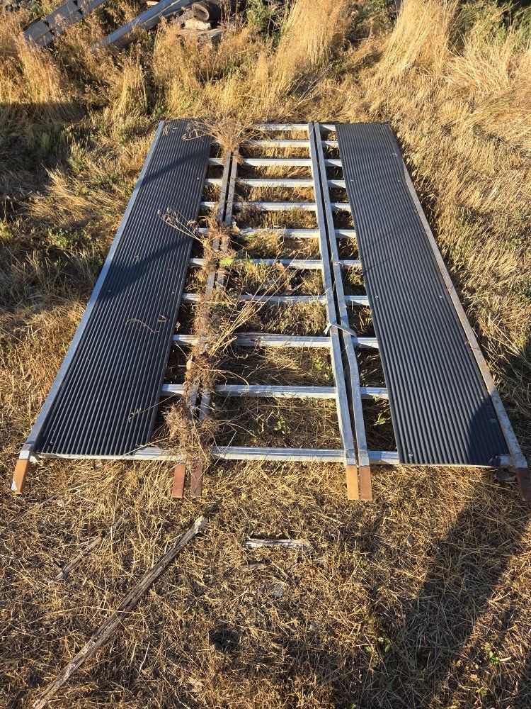 Folding aluminum truck snowmobile/ATV ramp