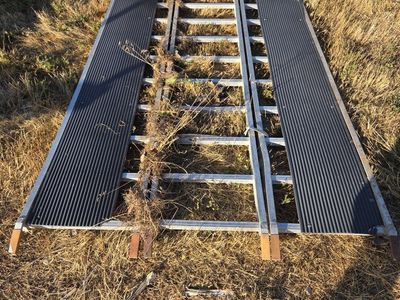 Folding aluminum truck snowmobile/ATV ramp