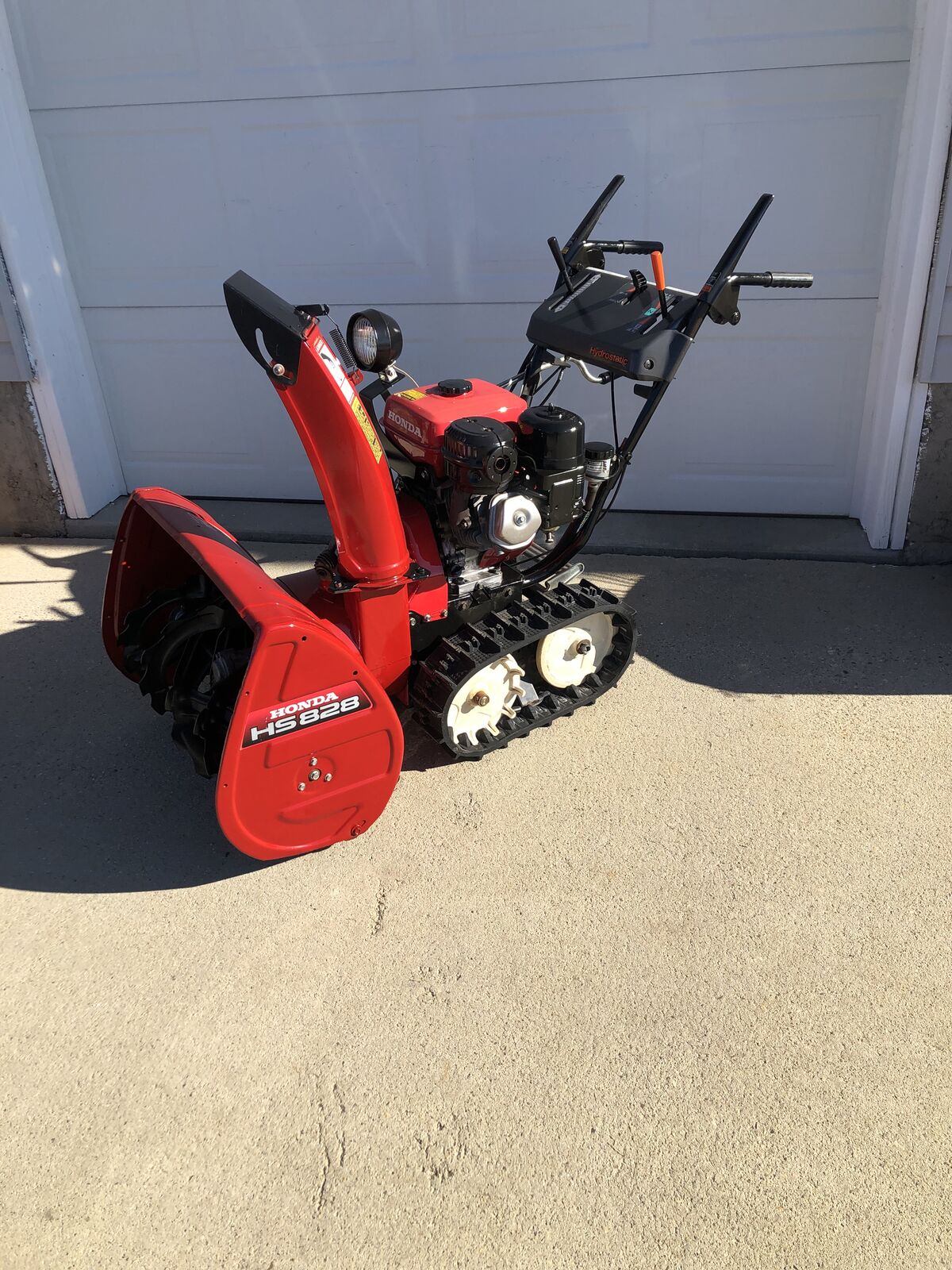 HONDA HS828 SNOWBLOWER WITH BRAND NEW TRACKS