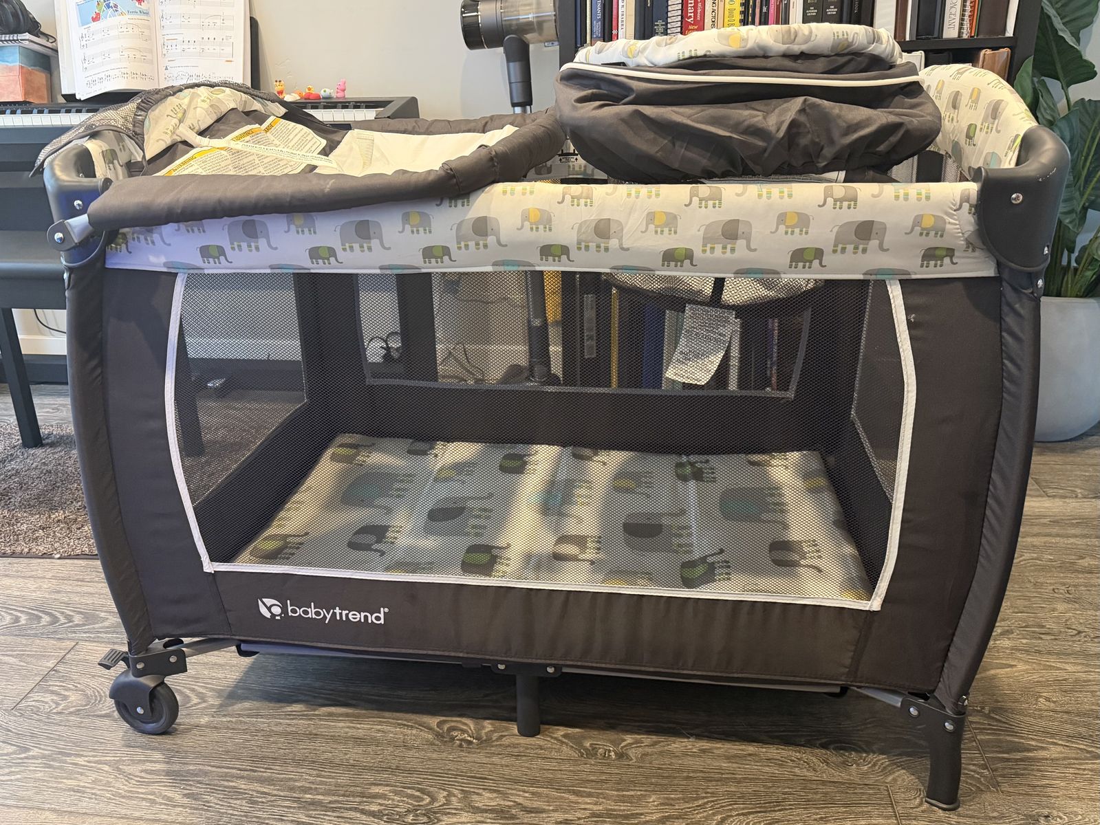 Play Pen ; Baby Trend Lil Snooze Deluxe II Nursery Center - Sockorama: Bassinet, Locking Wheels, Changing Table, Mobile