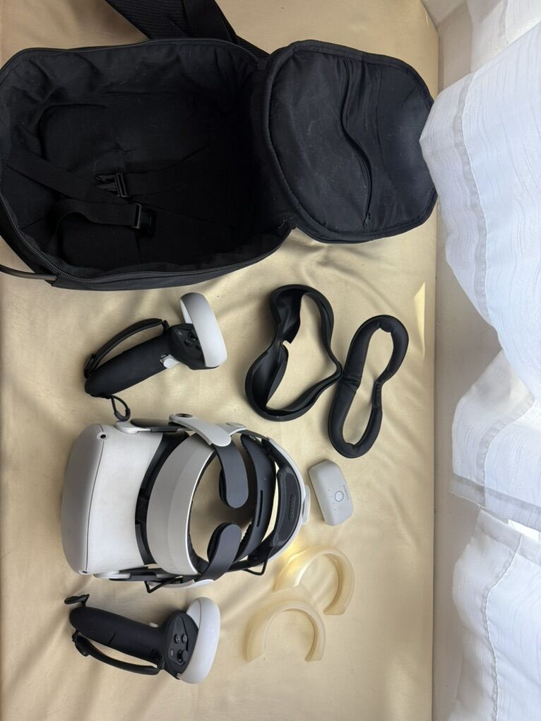 Meta Quest 2, 256GB w/ Accessories