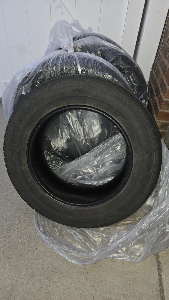 Set of 4 Yokohama 225/65R17 AVID Touring-S 102T Tires
