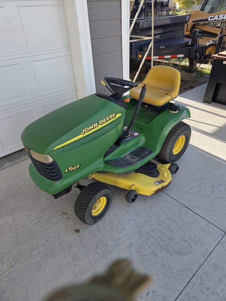 John Deere LT166 Lawn Tractor 16HP V-Twin