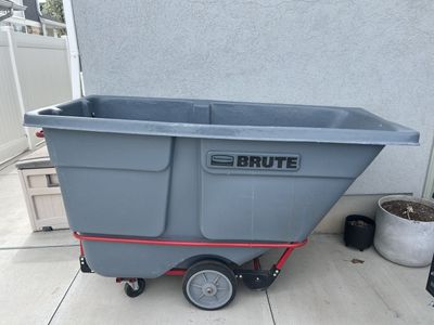Brute Rubbermaid Dump Cart